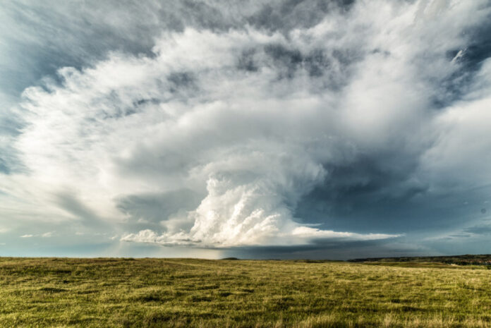 dramatic-supercell-storm-in-southern-montana-perf-2022-03-07-23-54-36-utc