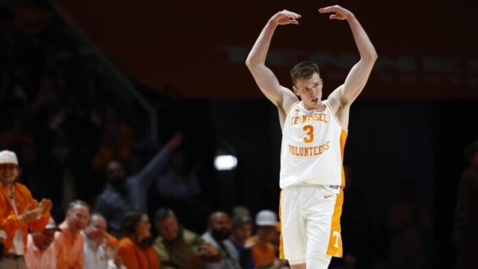 Knecht Scores 39 in 85-66 Victory over Florida